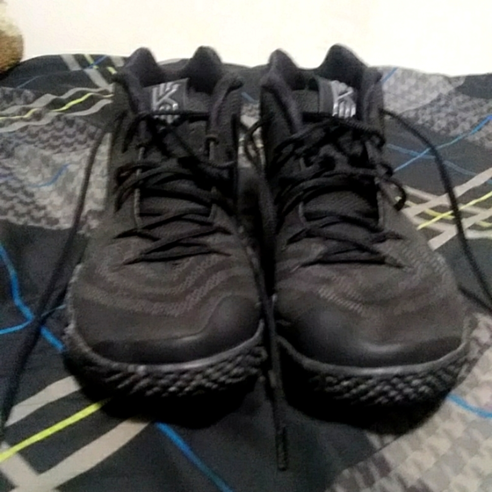kyrie 4 black shoe
